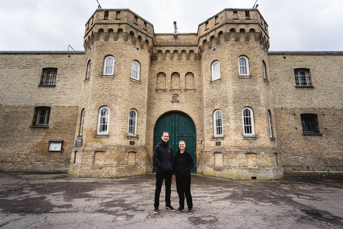 Amalie and Stefano in front of the prison
